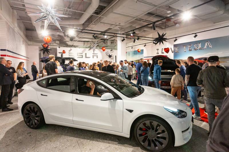 Tesla w Libero Katowice – pierwszy showroom luksusowych samochodów elektrycznych na południu Polski