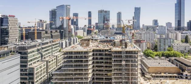 Biurowiec w wielofunkcyjnym projekcie Towarowa 22 sięgnął szczytu