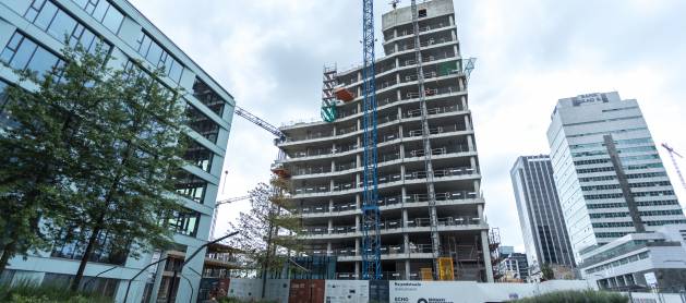 Najwyższy budynek biurowy Browarów Warszawskich osiągnął docelową wysokość.  Wiecha zwieńczyła Biura przy Willi